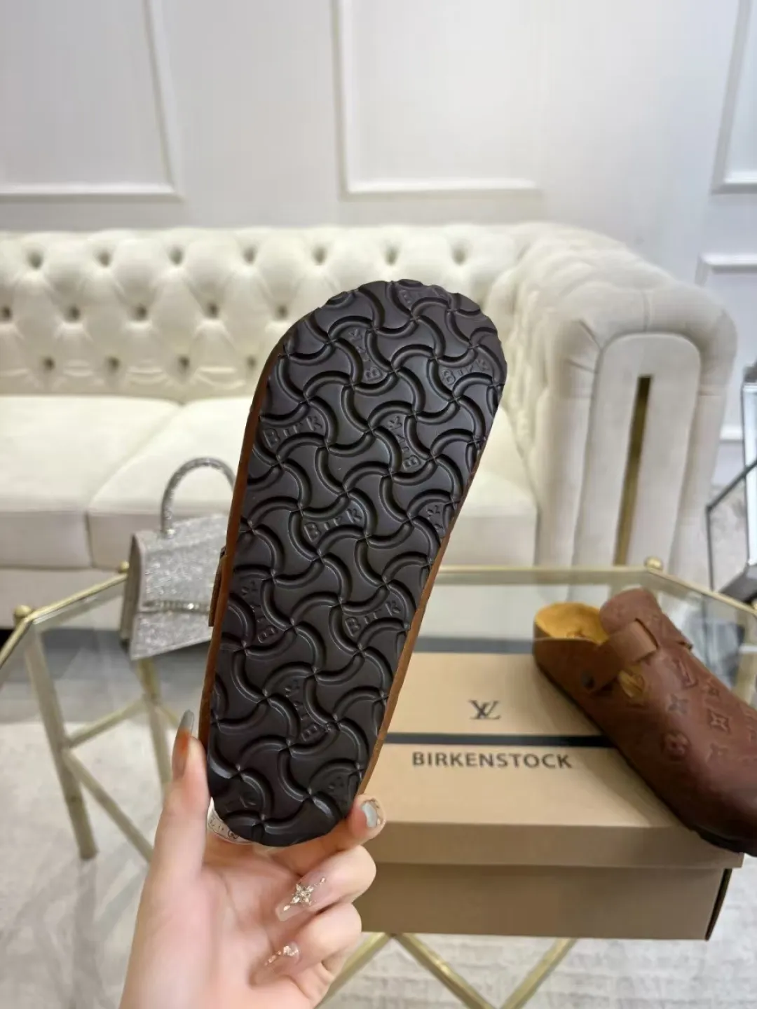 Women's p560 Men's p580 ✨ LV couple's toe-cap slippers | Full of high-end feel, you can walk with wind! ✨ This pair of LV classic toe-cap slippers is simply a "walking grass-planting machine"! Original three-dimensional embossed cowhide + cowhide fabric, the texture is high-end at first glance, and you will become a rich daughter/son in seconds ~💅 🌟 Why must you join TA? ✔️ Original embossed cowhide - clear texture but not cheap, classic presbyopia yyds ✔️ Belt buckle + metal logo - ecstatic control of details, exquisite to the heel! ✔️ Sheepskin lining + cushioned footbed - it feels like stepping on clouds ☁️, and you won’t feel tired when you go shopping~ ✔️ Non-slip rubber sole - walking is as stable as a mountain, and you are not afraid of slipping on rainy days!  👫 The best outfit for couples: Whether it’s shorts, T-shirts👕 or long skirts and suits👗, pairing these shoes with each other will immediately create a lazy and high-end atmosphere! Everyday outings/vacations, no matter what you shoot, it will look like a blockbuster📸🔥 The texture and foot feel that only the higher version can have, it is not a hit or a hit! Heartbeat is not as good as action. True love is true when both pairs are in pairs~💖 #LVcoupleslippers #高色综合 #好看不狠的 Feet #couples’ must-have